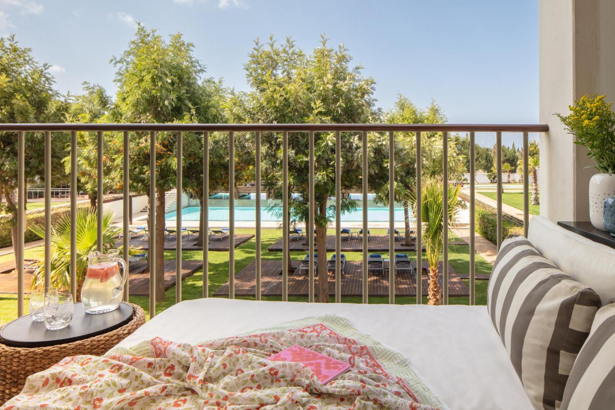 Chambre Lit King-Size de Luxe avec Balcon - Vue sur Piscine