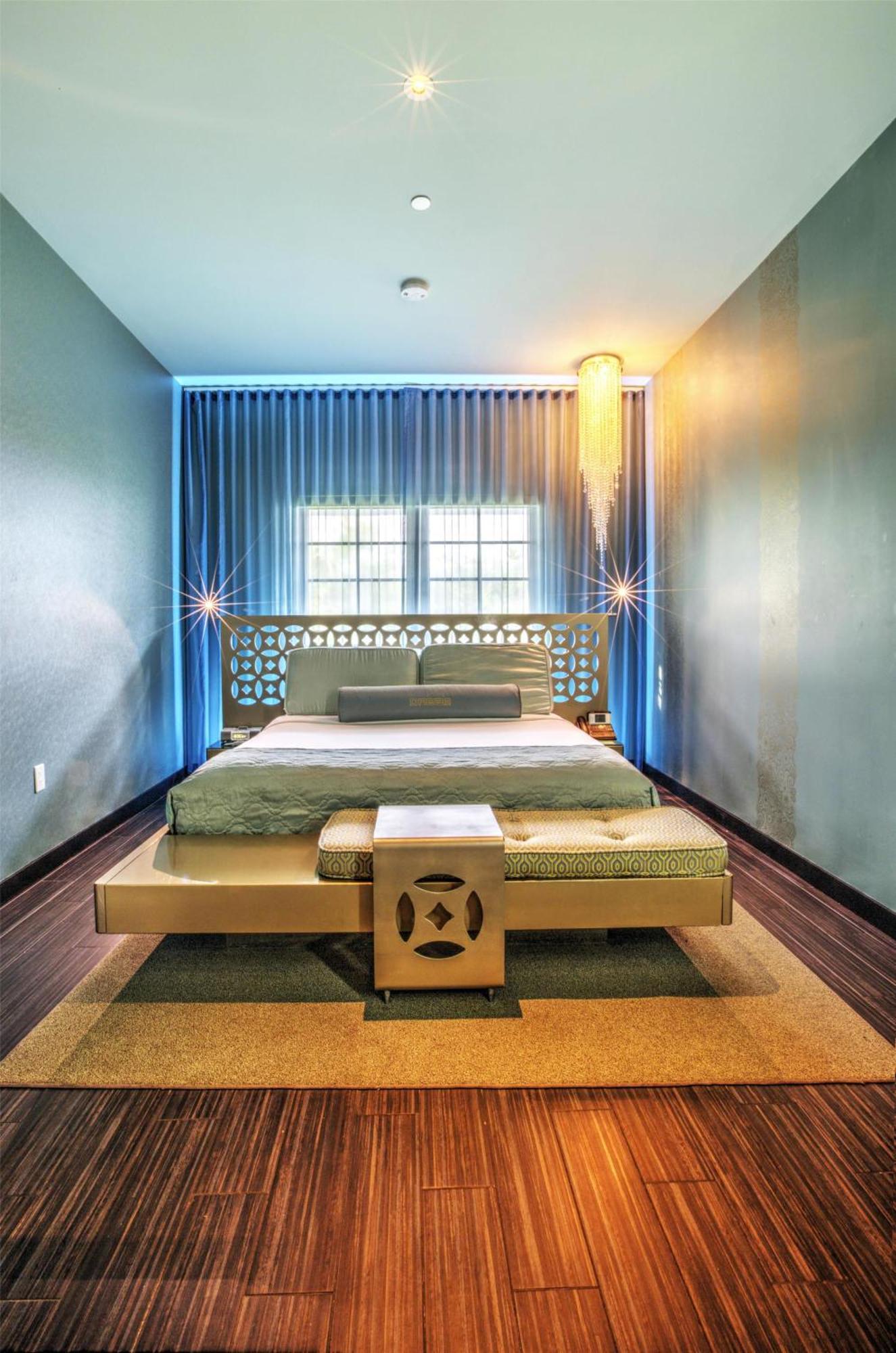 Bronze King Room Roll Shower Disability Access