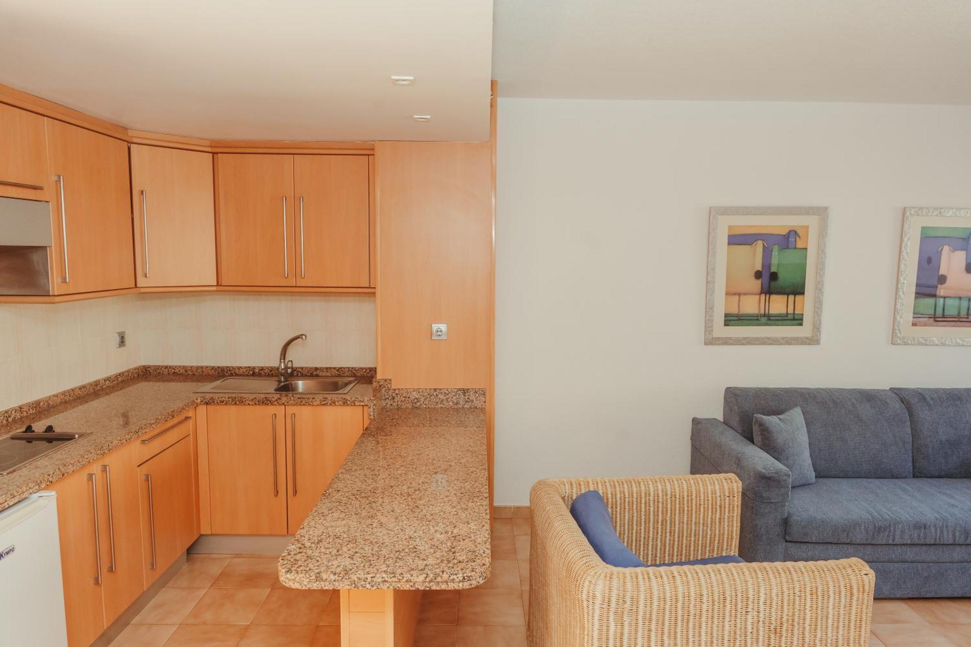 Habitación familiar con terraza, vistas al jardín y acceso al parque acuático