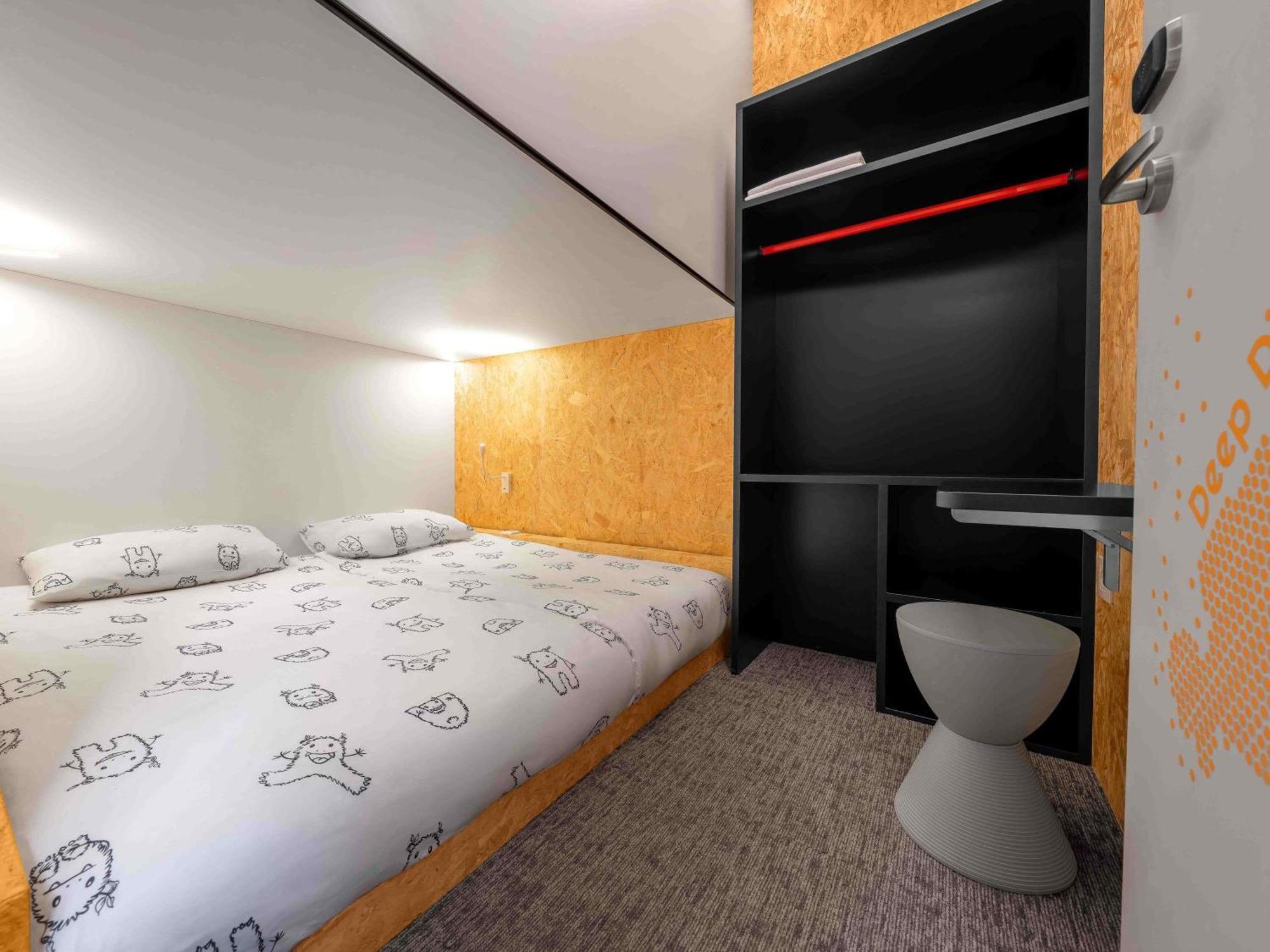 Hut met Tweepersoonsbed en Gedeelde Badkamer - Benedenverdieping