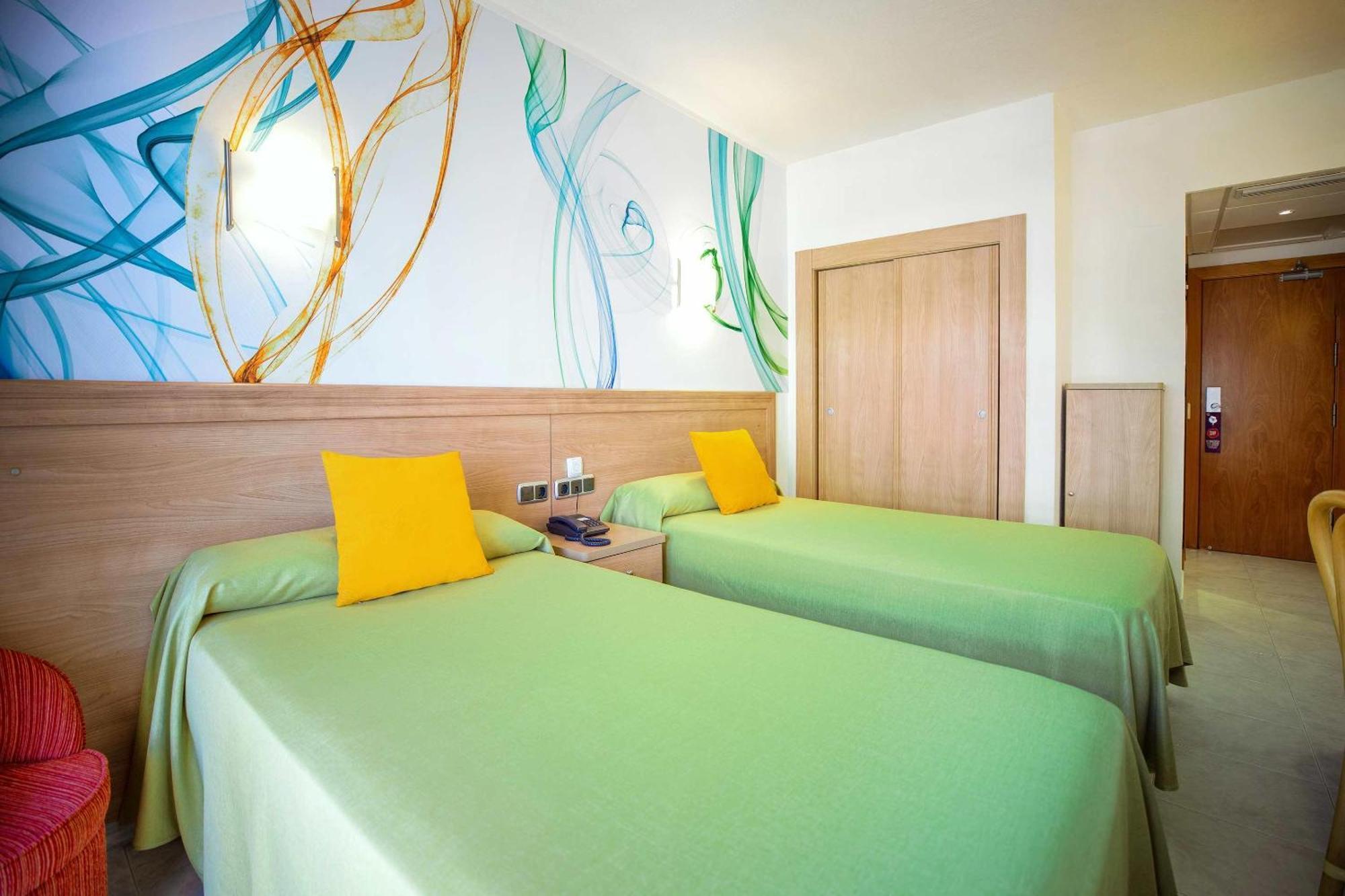 Tweepersoonskamer met 1 of 2 Bedden en een Extra Bed (2 Volwassenen + 1 Kind)