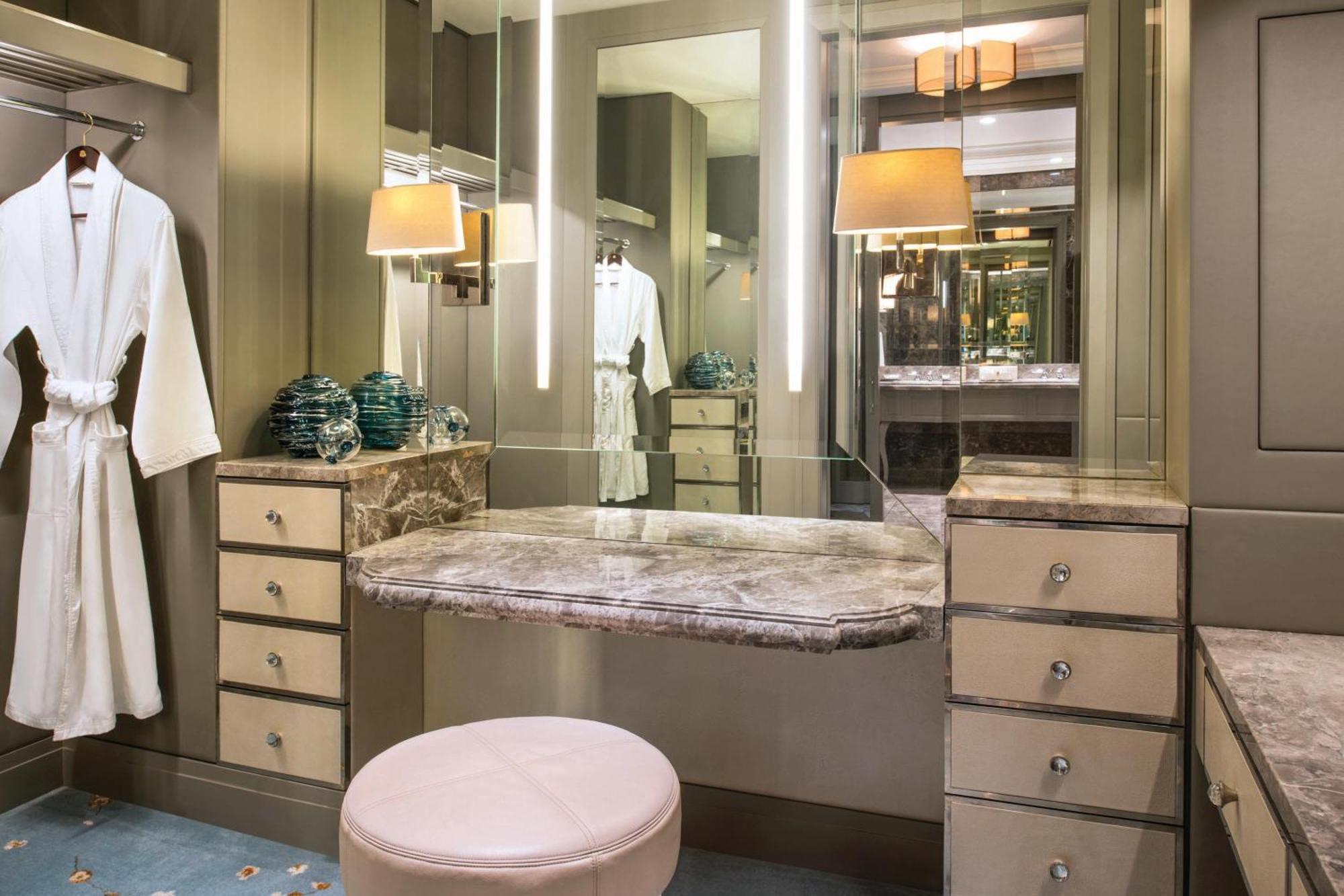 Guest room, 1 King, City view
