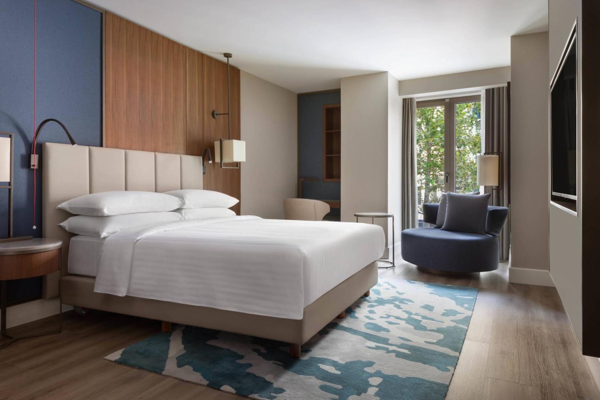 Kamer met Kingsize Bed en Uitzicht op de Stad