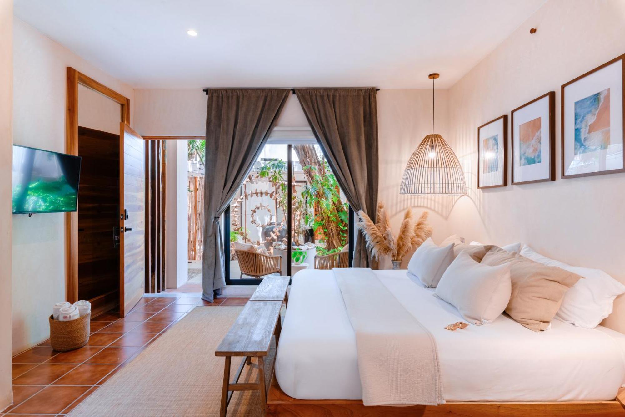 Habitación con cama extragrande.