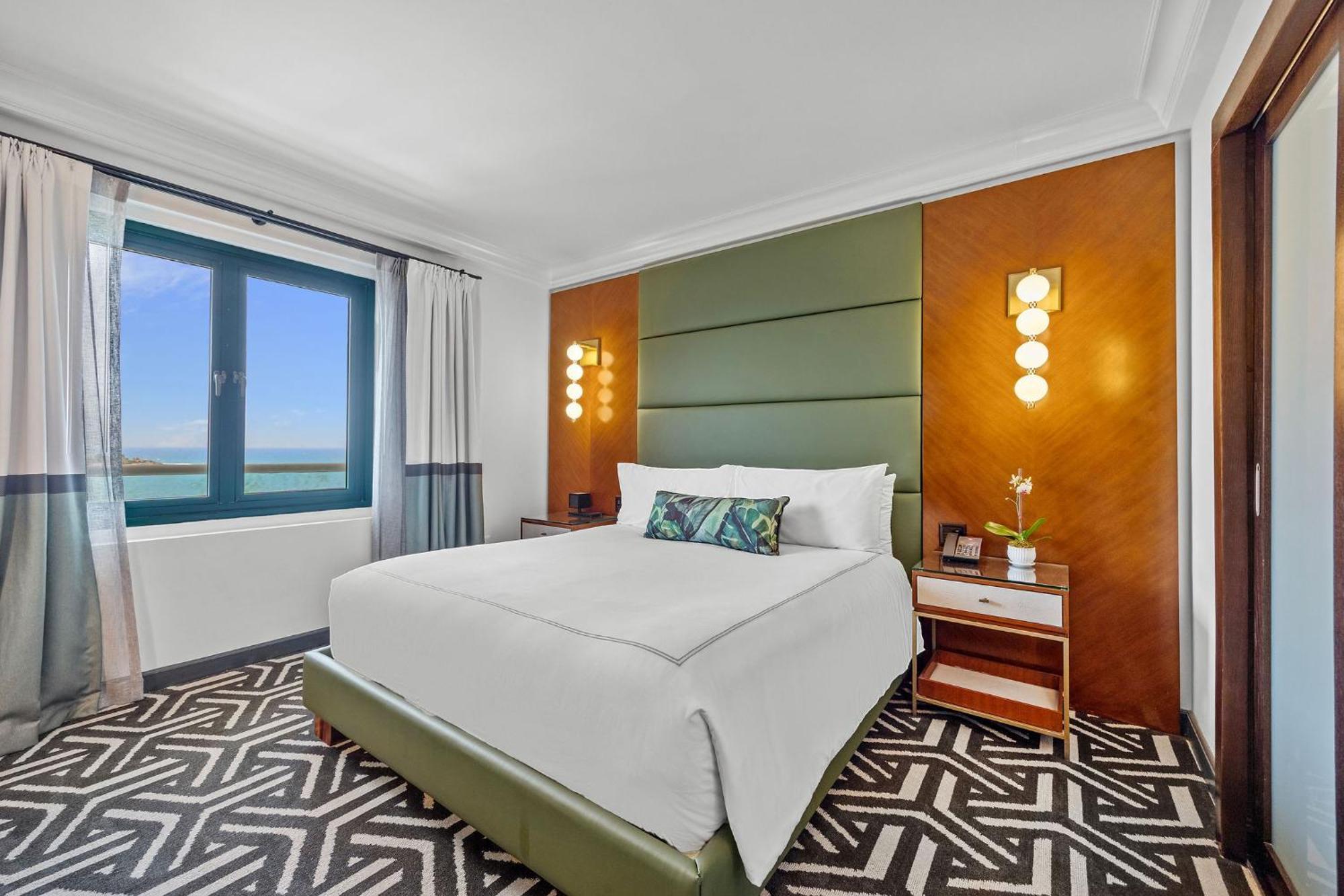 Suite con cama extragrande y vistas al mar