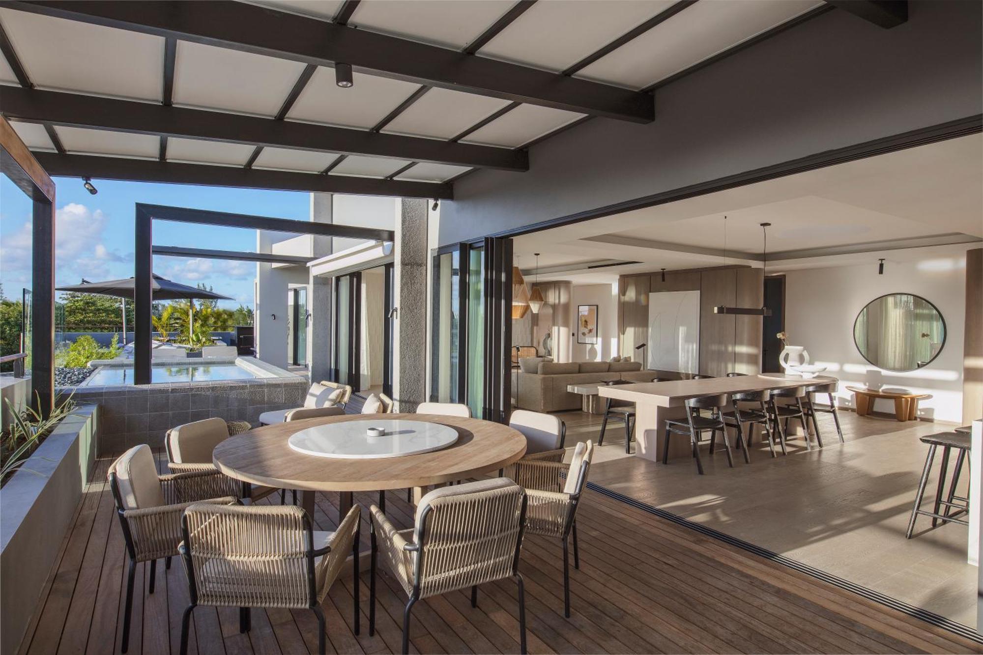 LUX* Penthouse met Zwembad