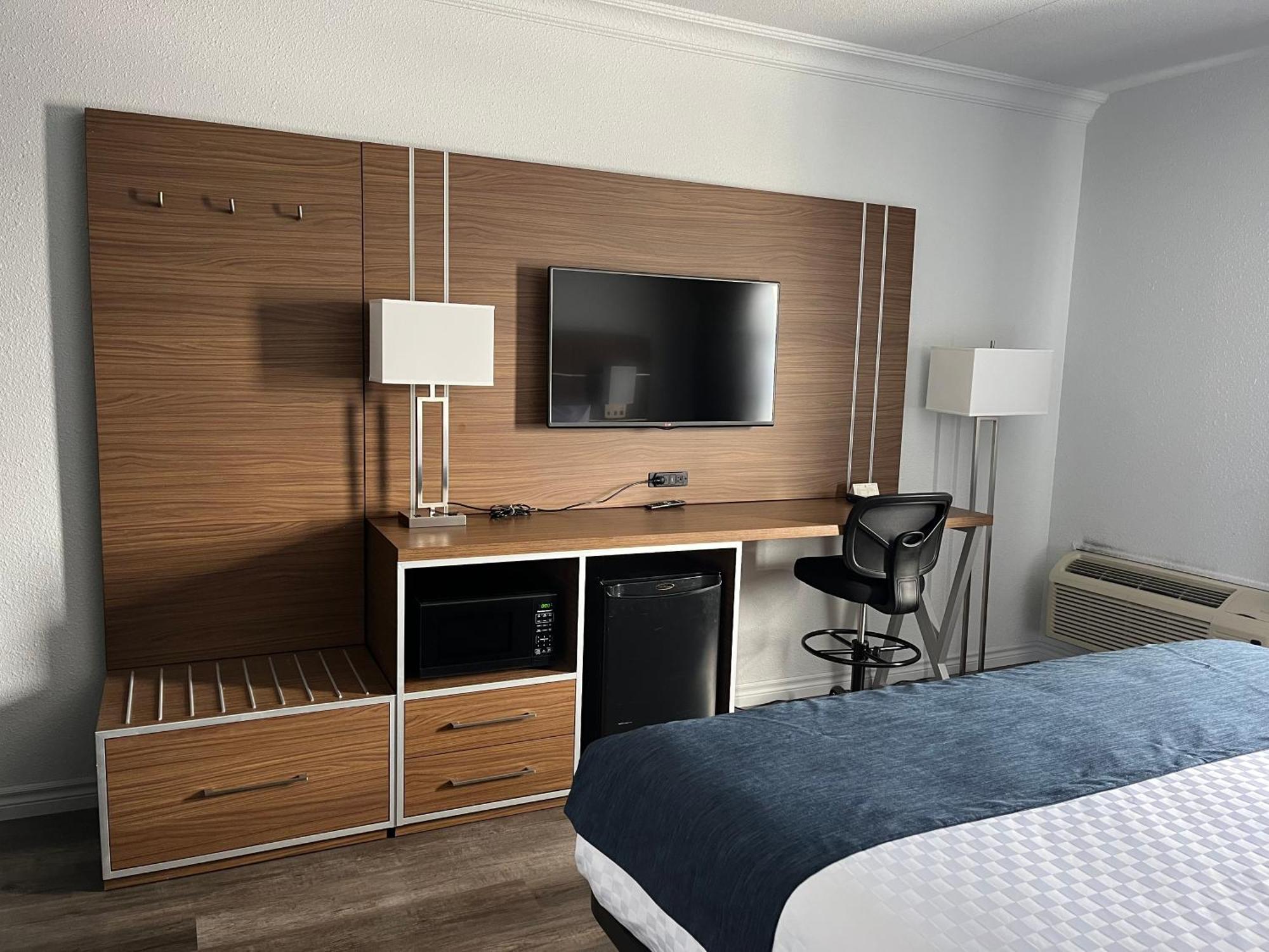 Standard Queen Room