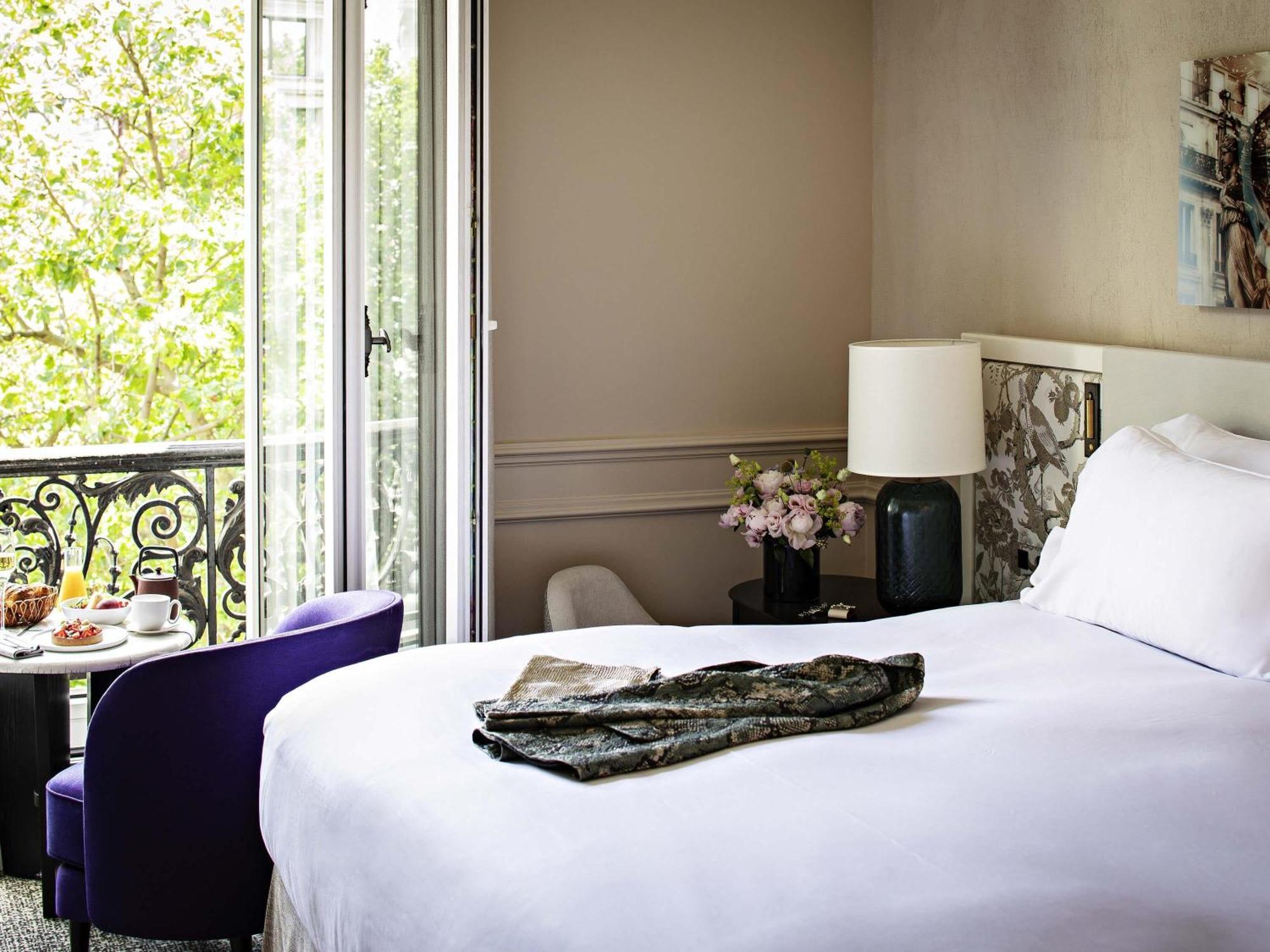 Luxury Queen Room with One Queen Bed and Courtyard or Rue Scribe View