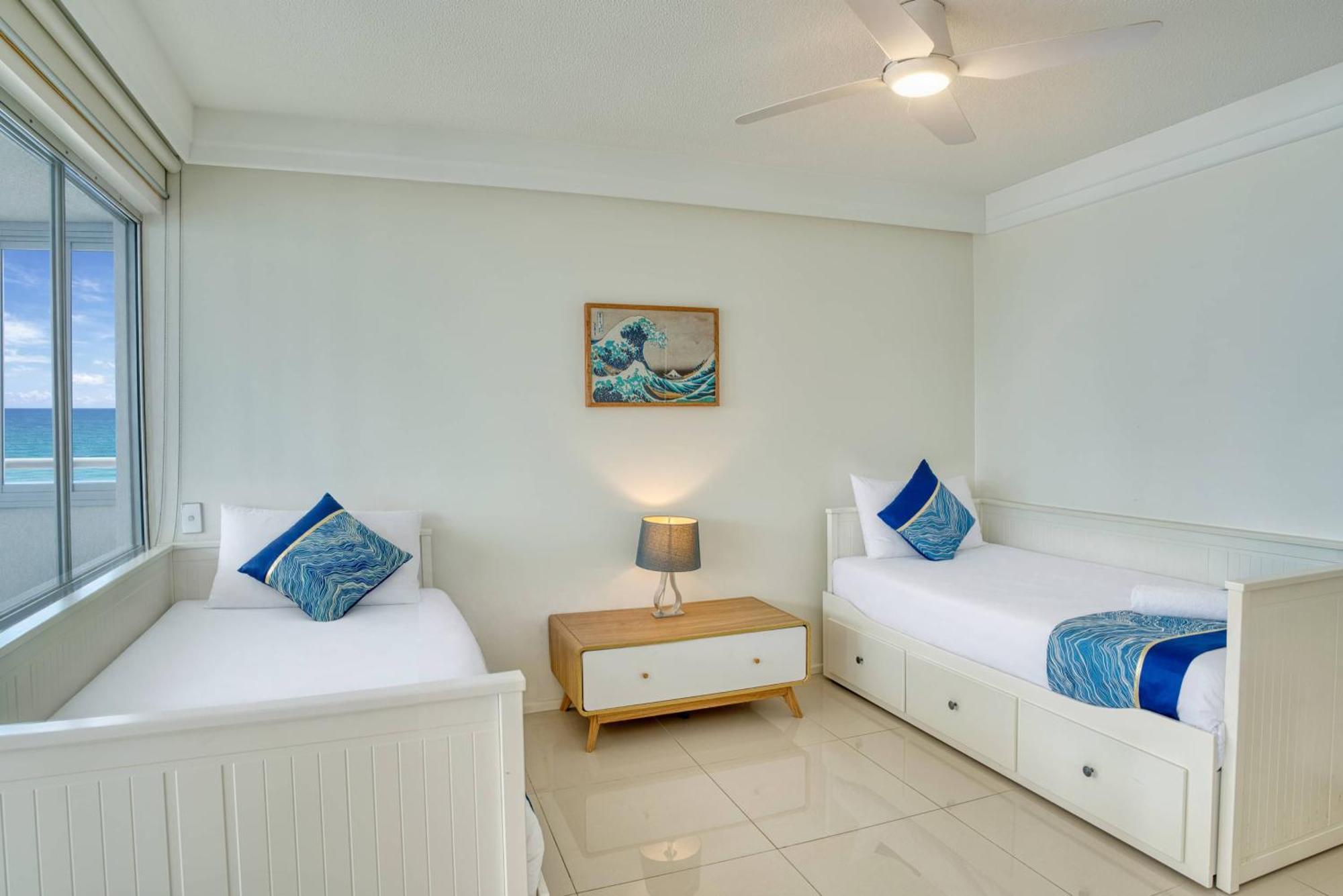3 Bedroom ocean views 19th floor