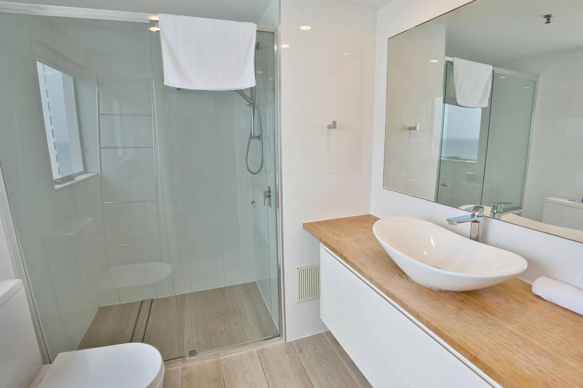 3 Bedroom ocean views 19th floor