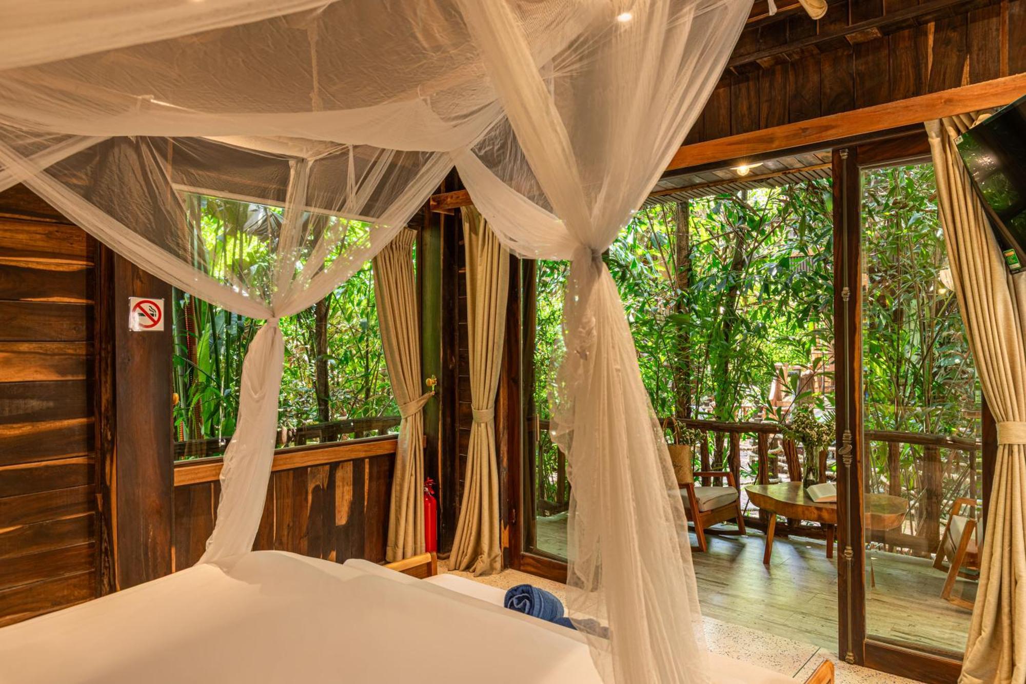 Jungle Bungalow King
