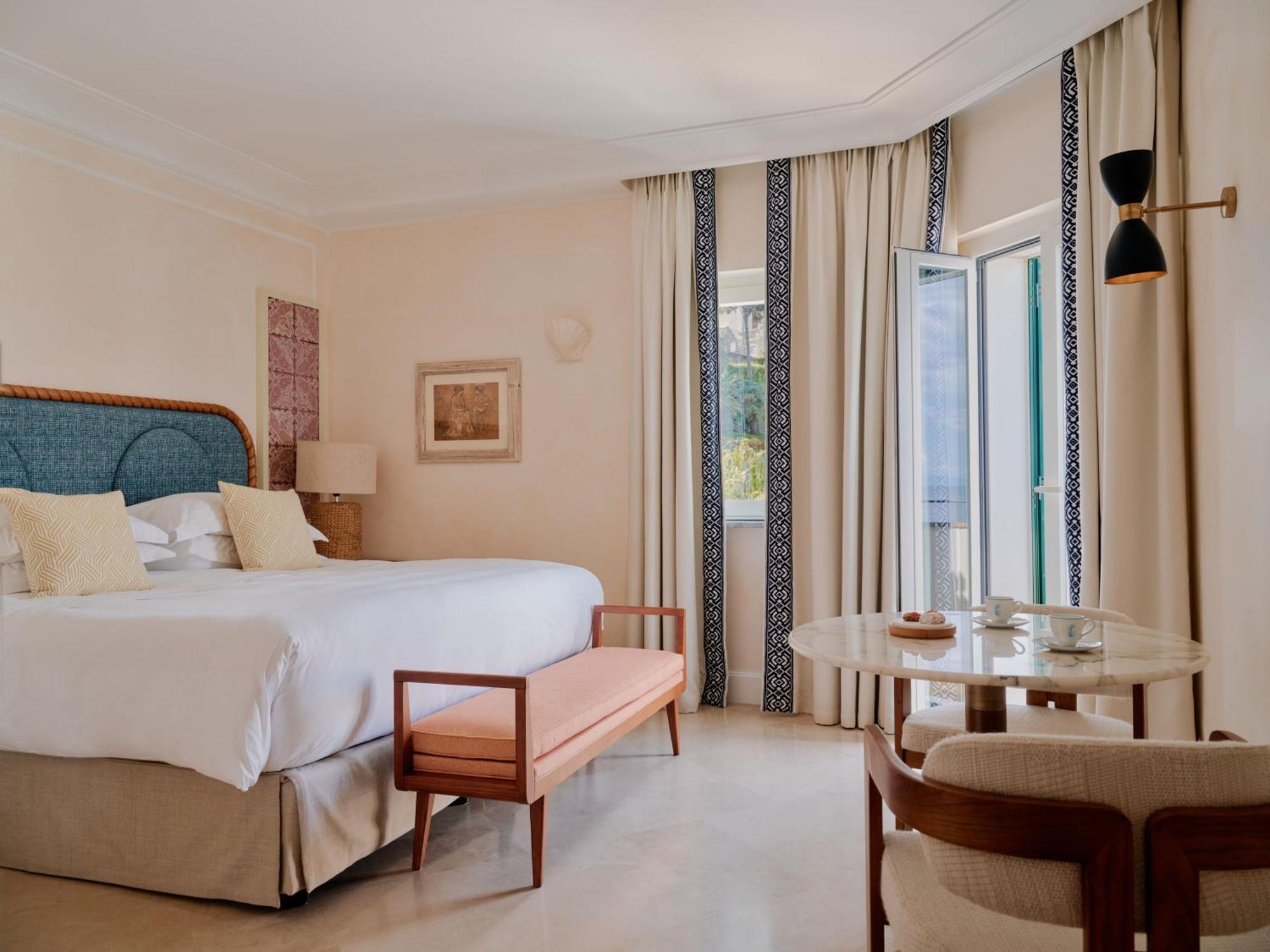 Deluxe Suite with Sea View and Balcony
