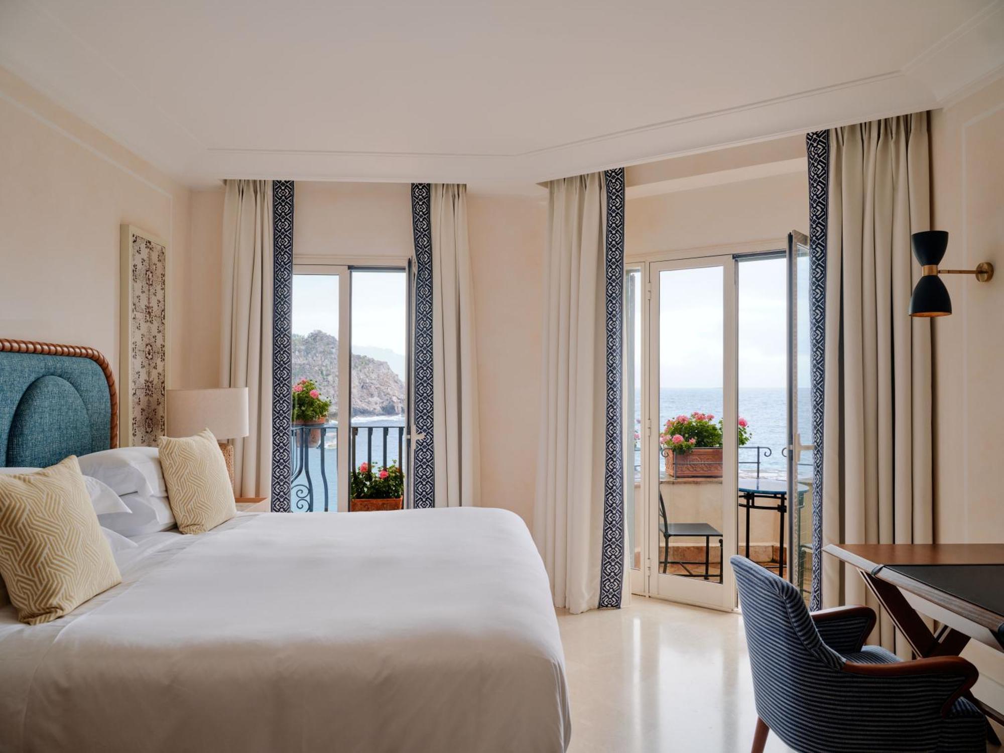 Superior Junior Suite with Sea View and Balcony