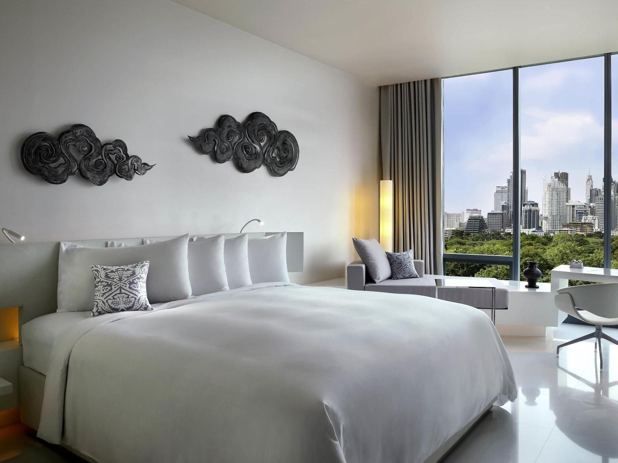 SO King Studio Room with Skyline City View and Club Signature Benefits