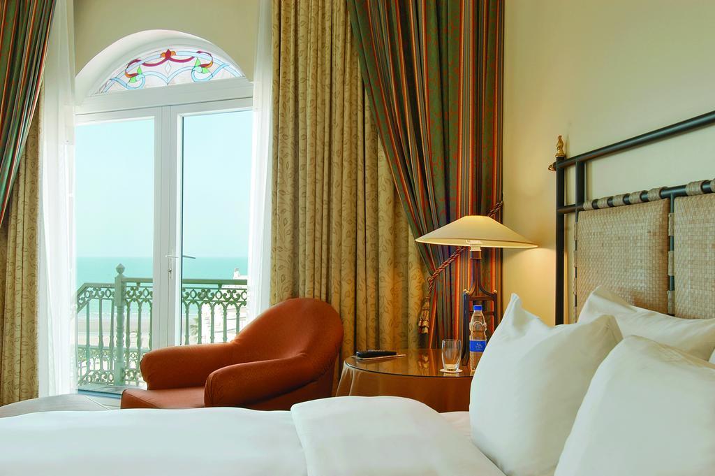 Habitación con cama extragrande y vistas a la piscina