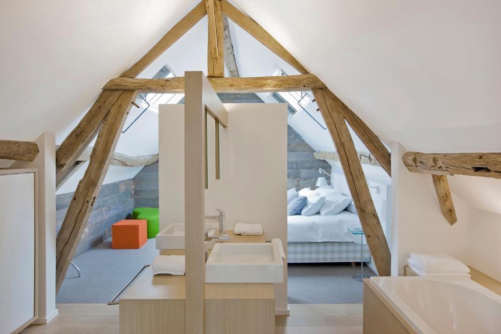 Suite,710695501:JPEG