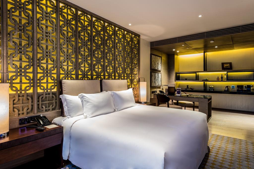 Deluxe Riverside Retreat - King Bed