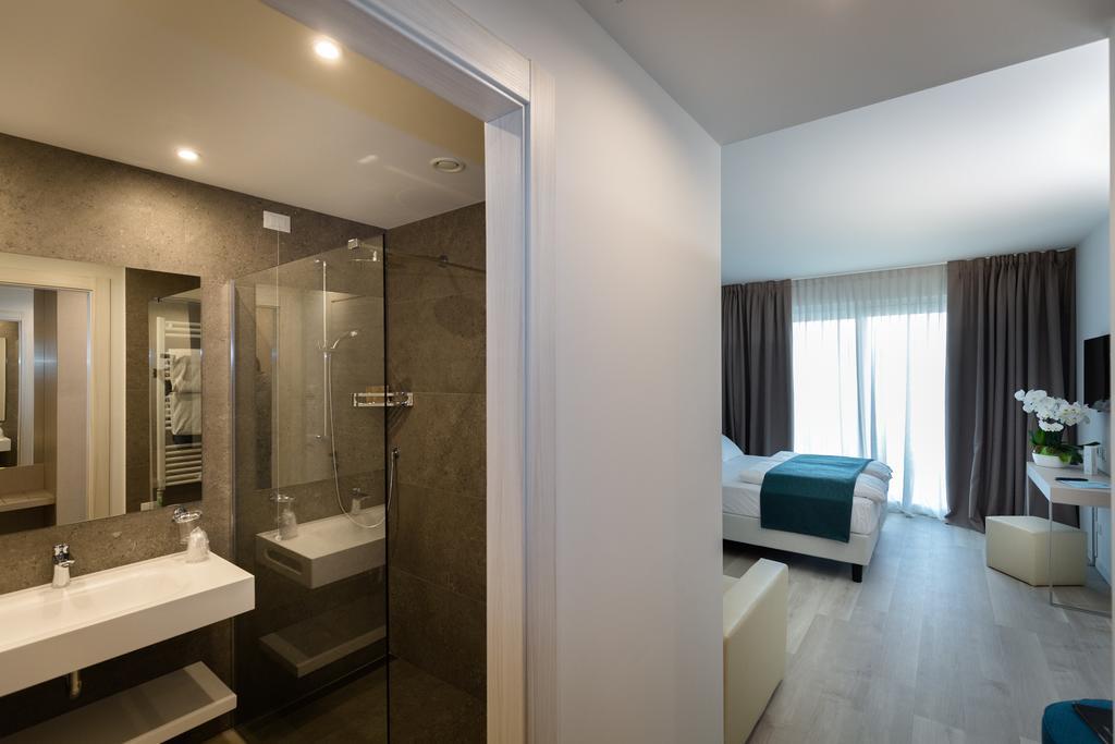 Superior Double Room with Side Lake View