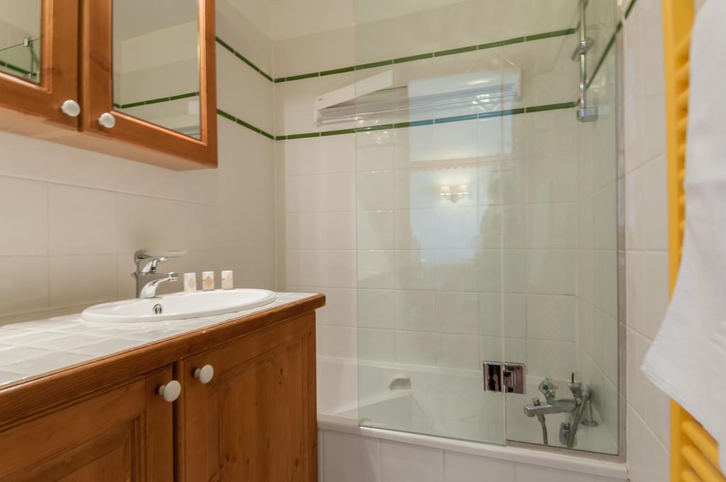 One-Bedroom Apartment with Sleeping Alcove and Balcony (5 People)