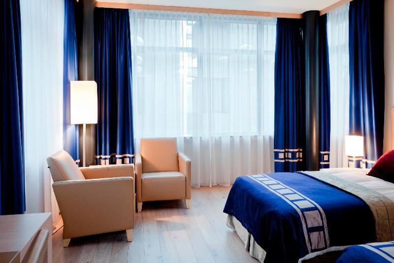 Tweepersoonskamer met 2 Aparte Bedden en Uitzicht op het Atrium