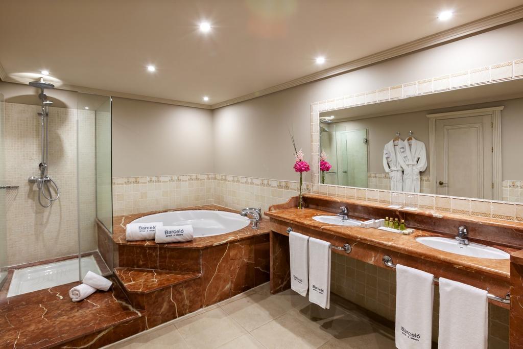 Deluxe Double Room Club Premium Access,1550473615:JPEG