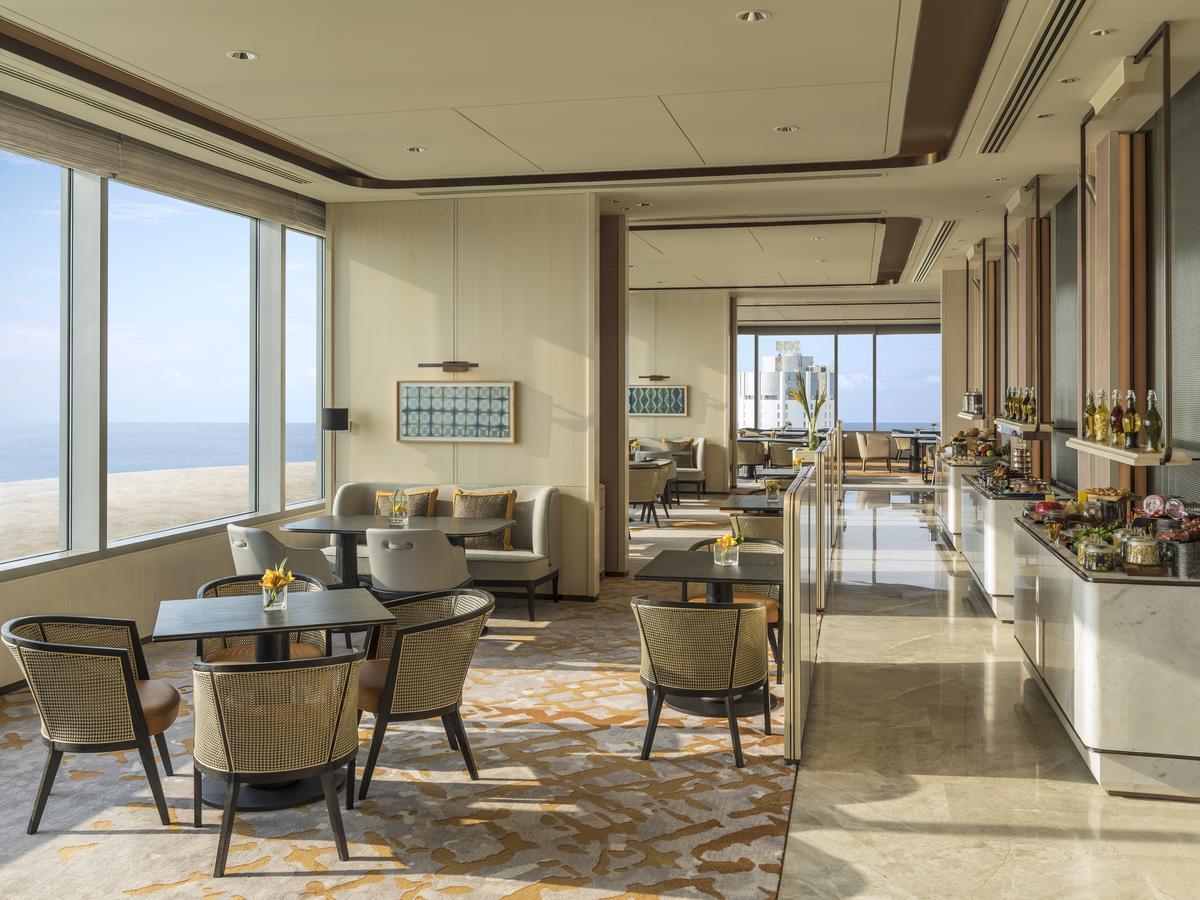 Horizon Club Lake View King - Lounge Access on 32nd floor including daily breakfast, complimentary daily high tea, happy hour, and canapés.