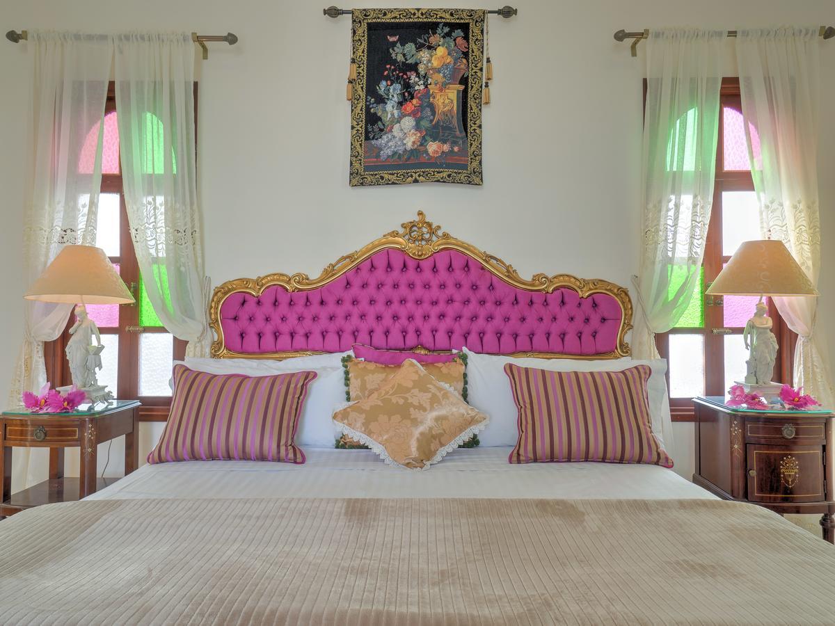 Suite con cama extragrande y vistas a la piscina - Anita