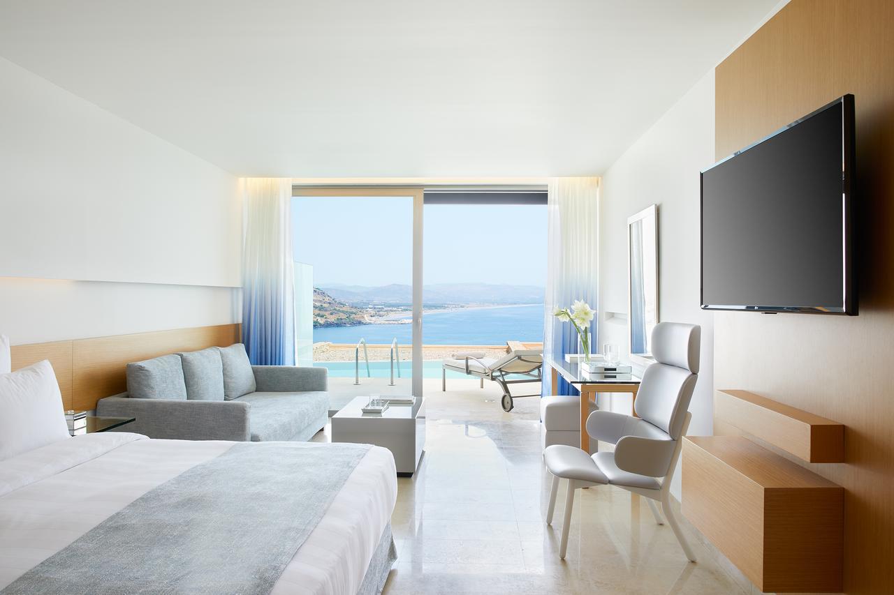 Suite Junior con vistas al mar y piscina compartida
