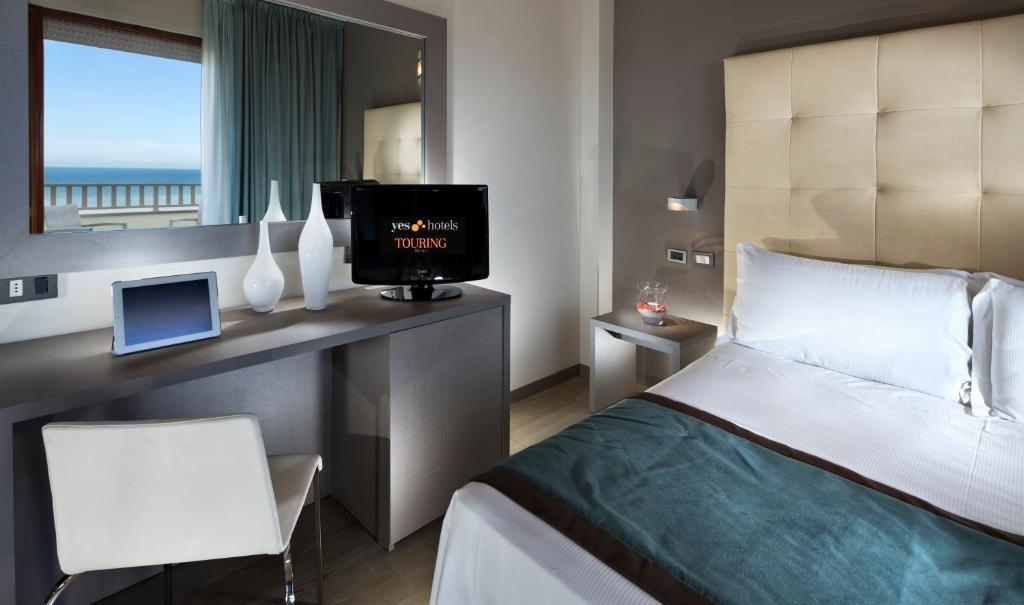Lateral sea view Classic Double Room with Balcony and pool access