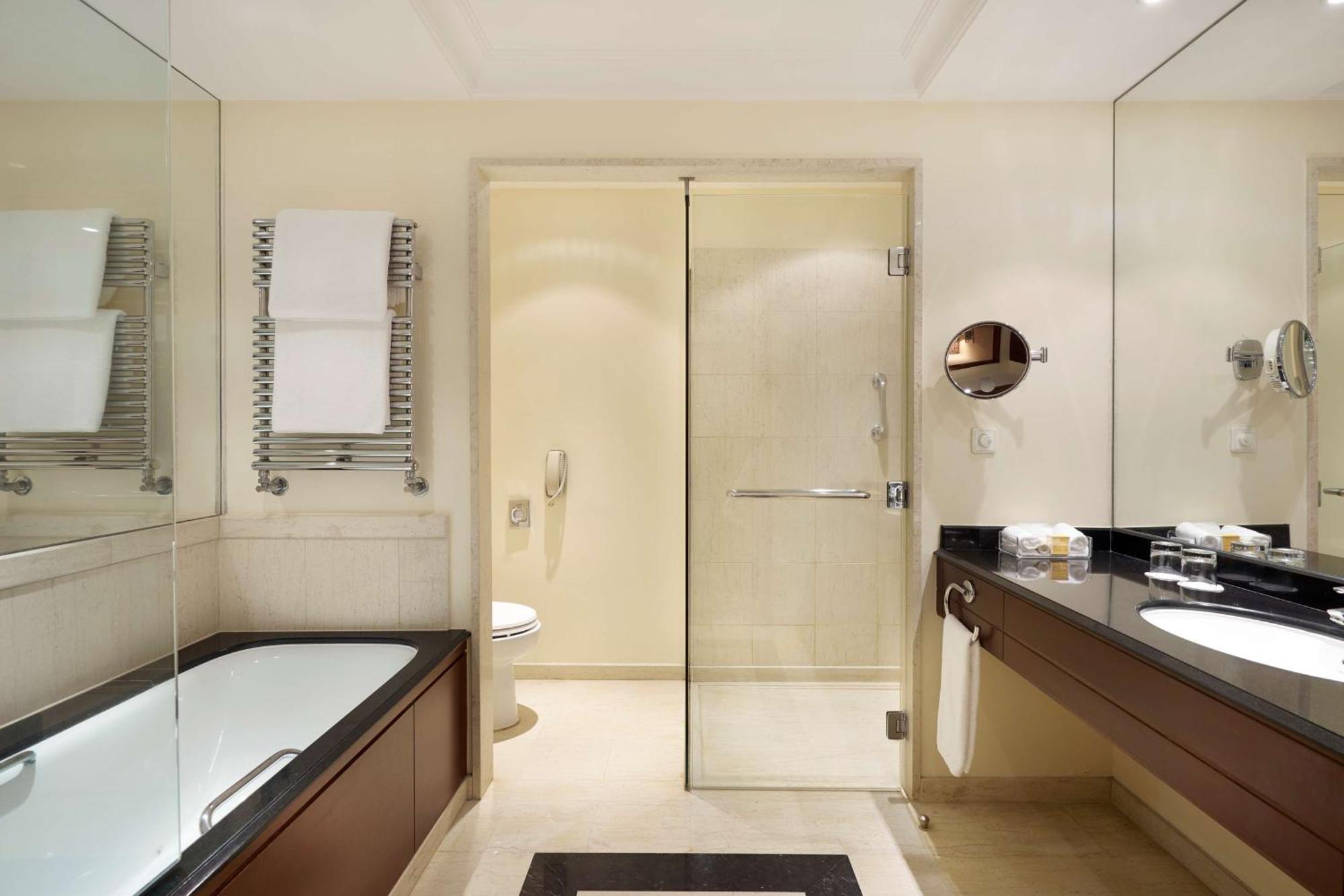 Deluxe King Room with Pool View - Club Access