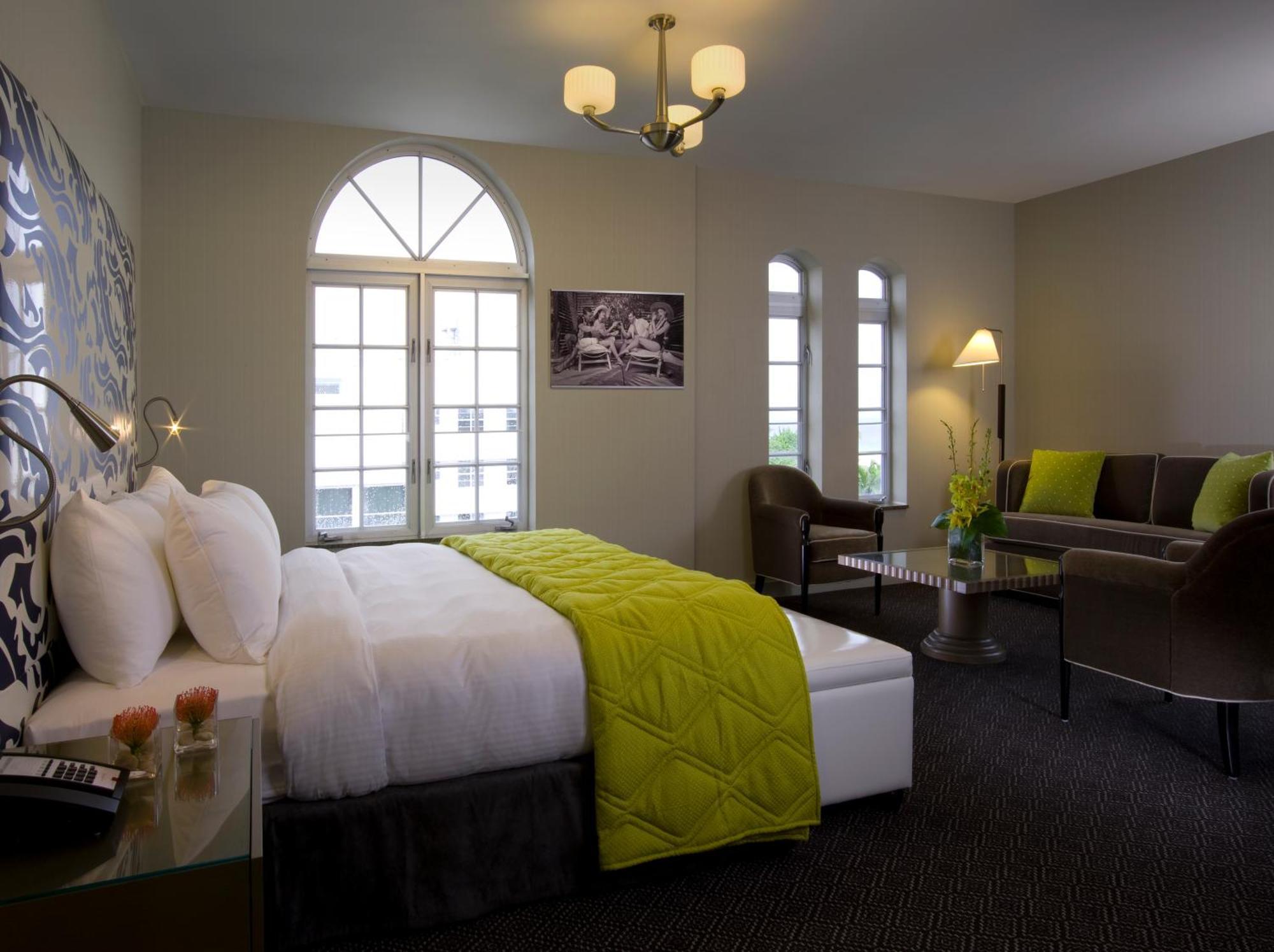 Suíte Júnior com 1 Cama King-size e Sofá-cama