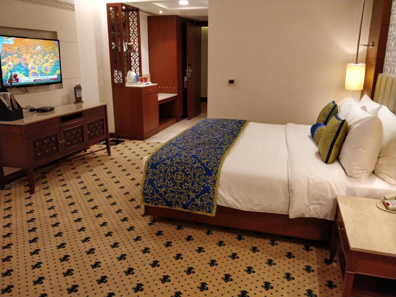 Club Room with 15% discount on food & beverages