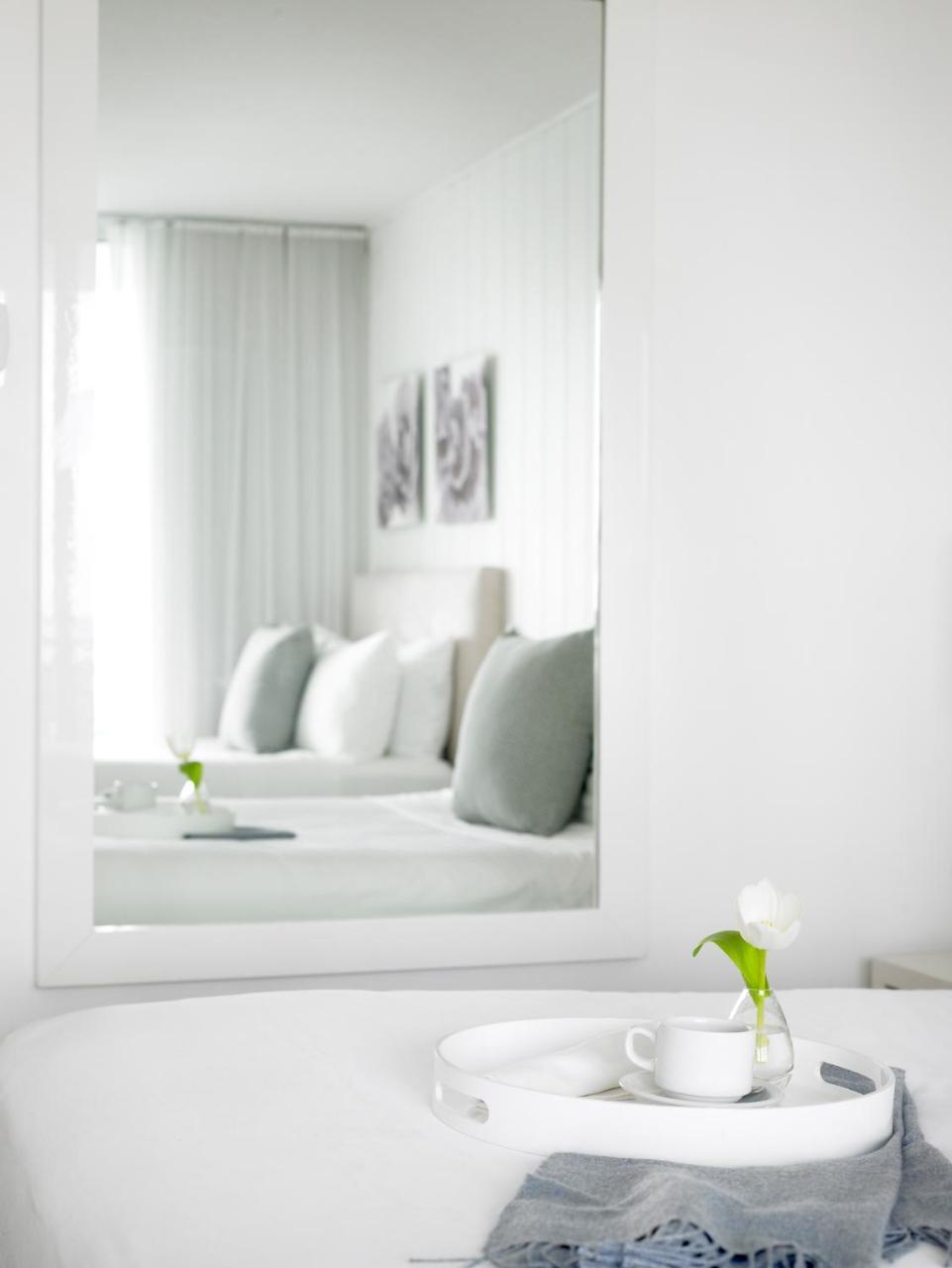Quarto Duplo com 2 Camas de Casal e Vista Parcial do Mar