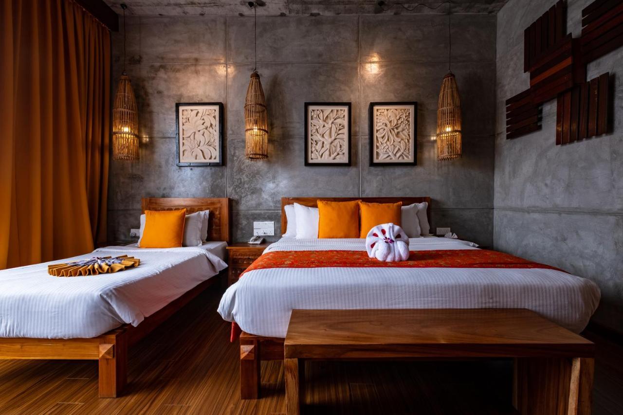 Deluxe Triple Room with City View and Bathtub