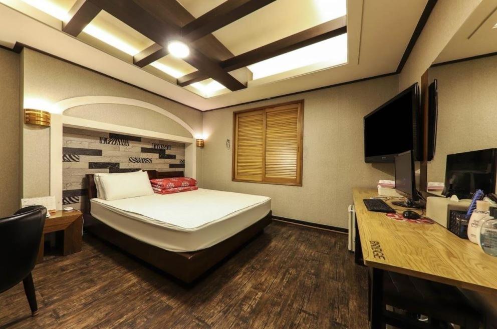 Standard Double Room,752202284:JPEG