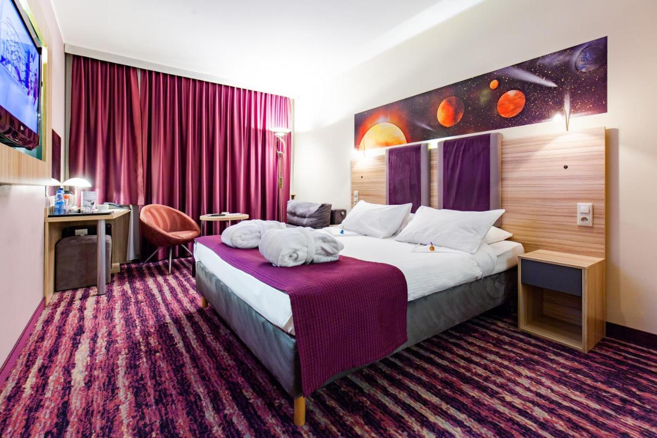 Queen Room,761753491:JPEG