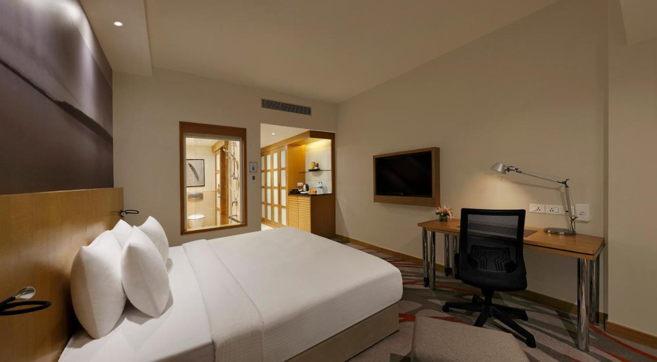 Executive Premier Floor 1 Queen Bed with 1 way airport transfer and Cocktail Hours and Lounge Access
