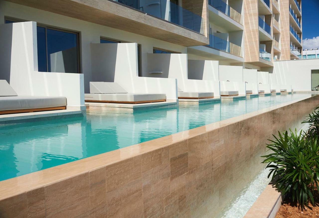 Chambre Deluxe avec Accès Direct à la Piscine Commune – Vue sur Mer