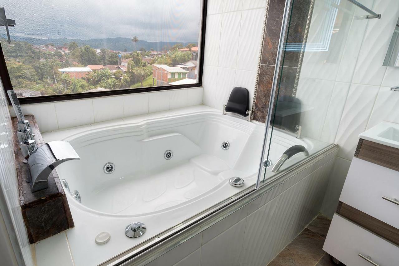 Suite con bañera de hidromasaje y cama grande