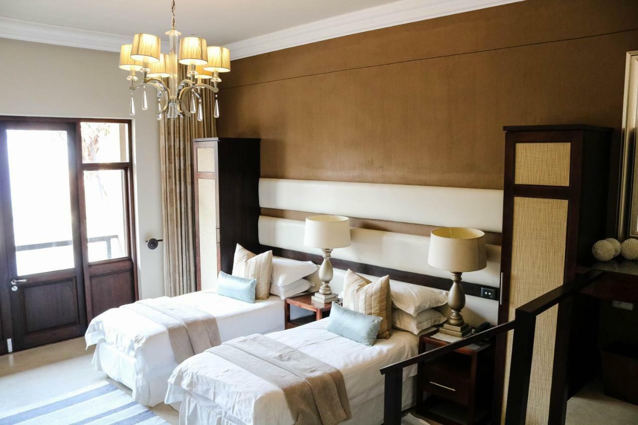 Habitación con cama extragrande y vistas al mar