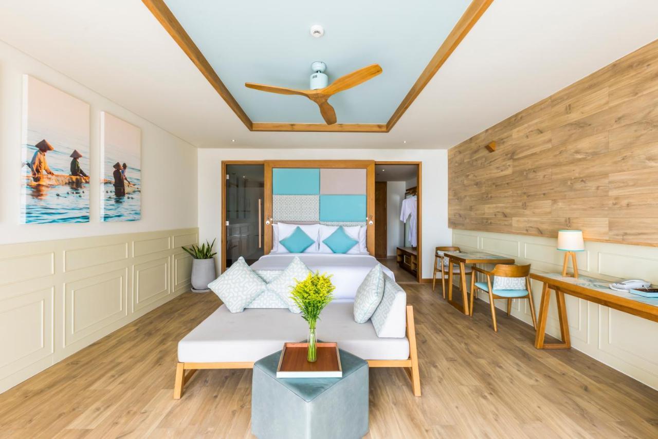 Fusion King Suite with Partial Sea View