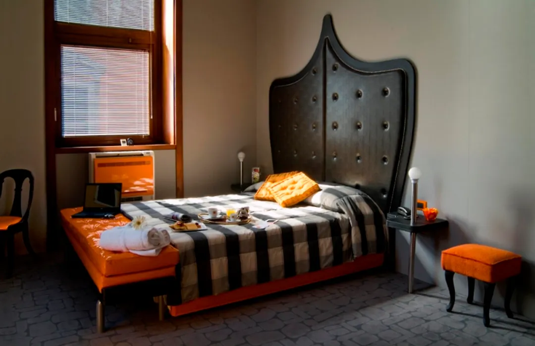 Orange Hotel-1