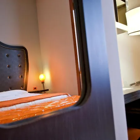 Orange Hotel-3