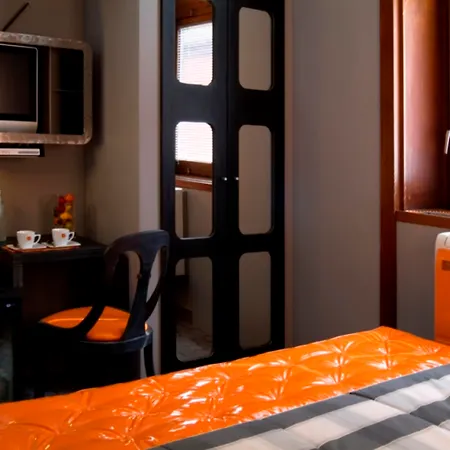 Orange Hotel-2