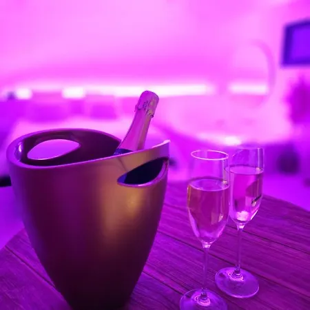 Le Clos des Délices - Love Room - Chambre avec spa, terrasse et parking privatif-2