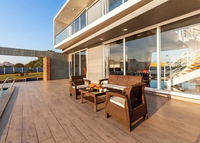 Stayvista'S Bellisimo Panorama - Lakeside Oasis With Infinity Pool, Modern Interiors, Open-To-Sky Bathtub, And Lush Green Lawn