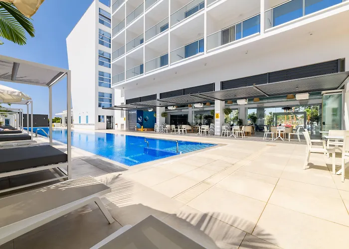 Resort: Seasons Hotel (Adults Only)