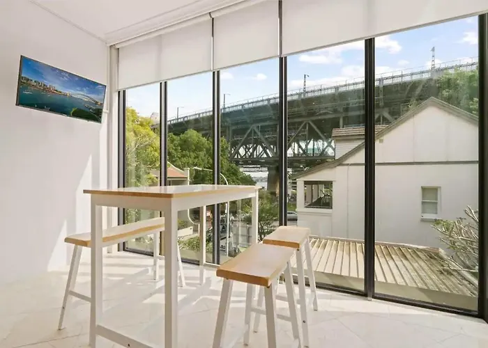 Cabin: Panorama Firework View - Classic 4-Level Terrace Style Living In Kirribilli !!!