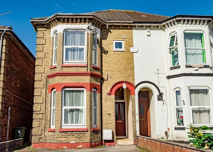 Shirley House 1, Guest House, Self Catering, Self Check In With Smart Locks, Use Of Fully Equipped Kitchen, Walking Distance To Southampton Central, Excellent Transport Links, Ideal For Longer Stays