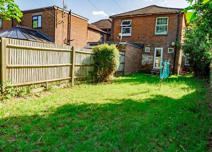 Shirley House 1, Guest House, Self Catering, Self Check In With Smart Locks, Use Of Fully Equipped Kitchen, Walking Distance To Southampton Central, Excellent Transport Links, Ideal For Longer Stays